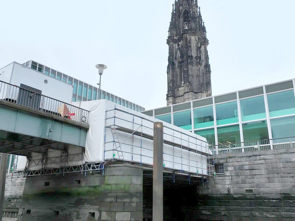 Brückeneinhausung in Hamburg, im Hintergund St. Nikolai Kirche.