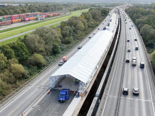 Gerüstplane auf einer Autobahn