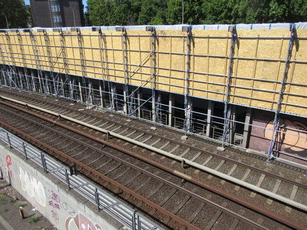 Sonderlösung eines Gerüsts an Bahnschienen